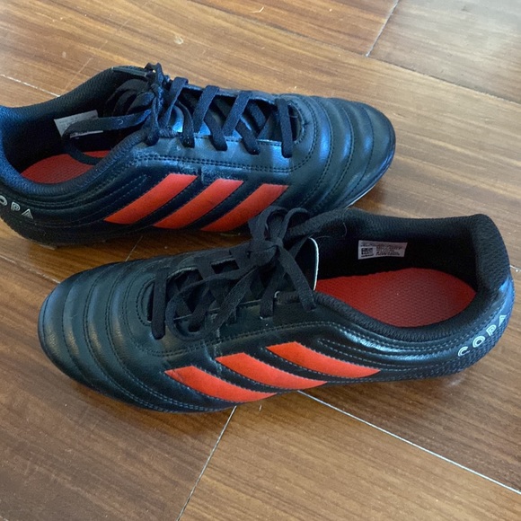 Soccer shoes size 4 - Picture 3 of 5